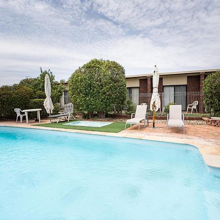 Riviana Motel Deniliquin Zewnętrze zdjęcie