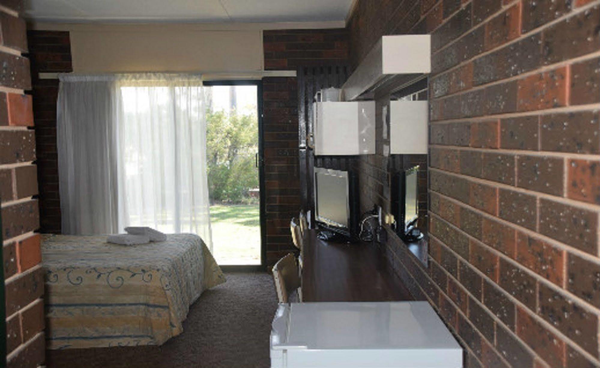 Riviana Motel Deniliquin Zewnętrze zdjęcie