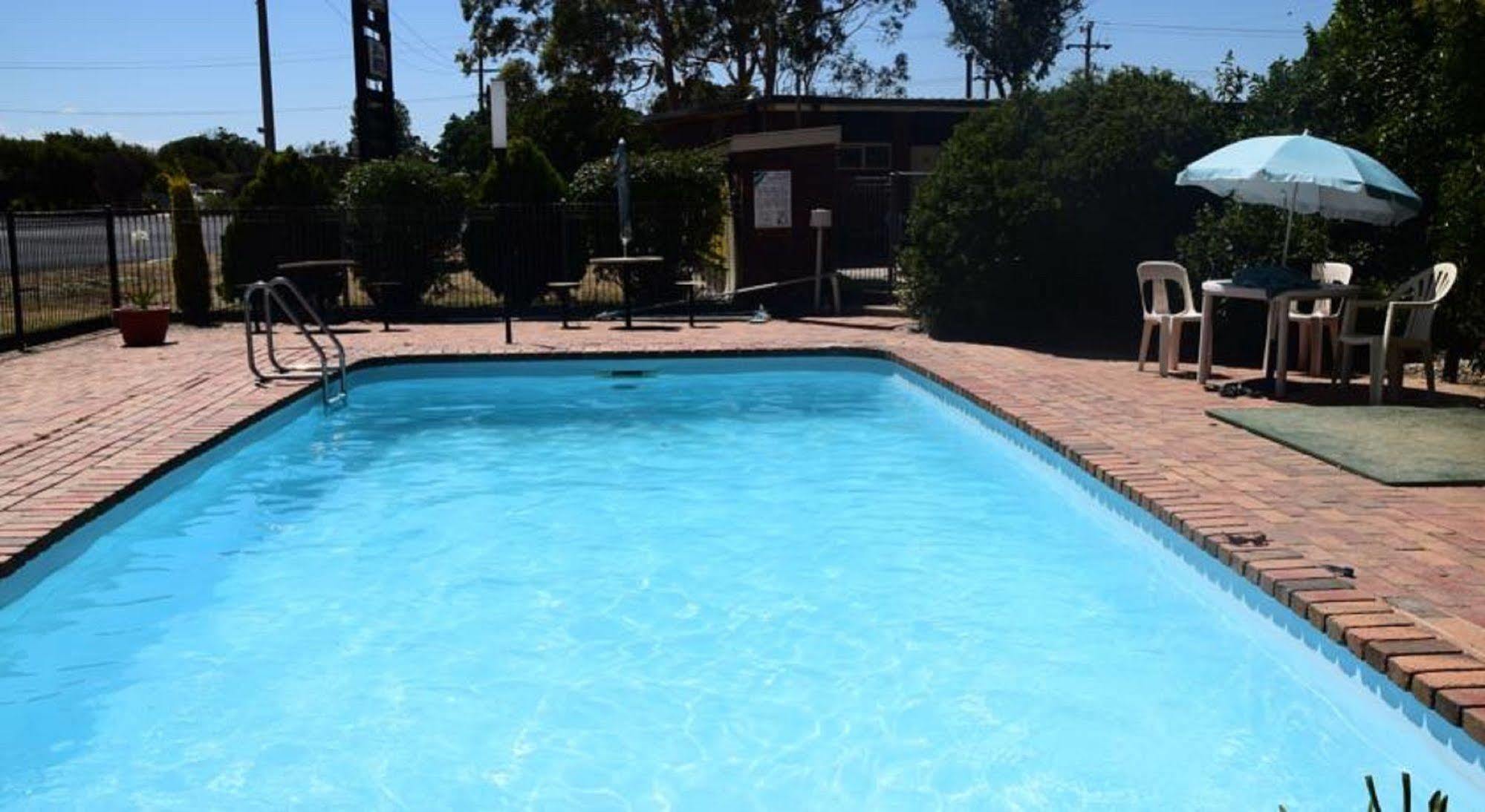 Riviana Motel Deniliquin Zewnętrze zdjęcie